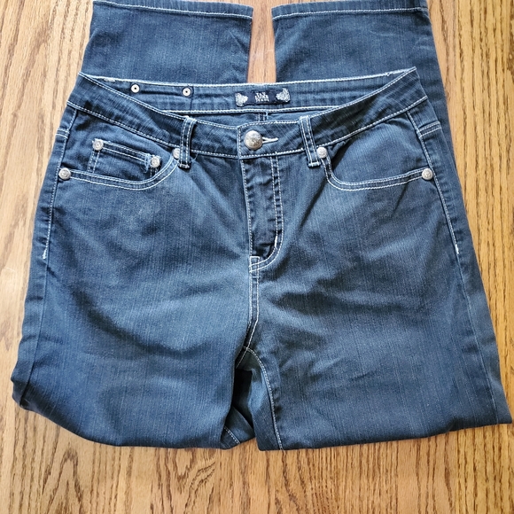 Tru Luxe cropped jeans size 29/8 with stretch. - Picture 3 of 7